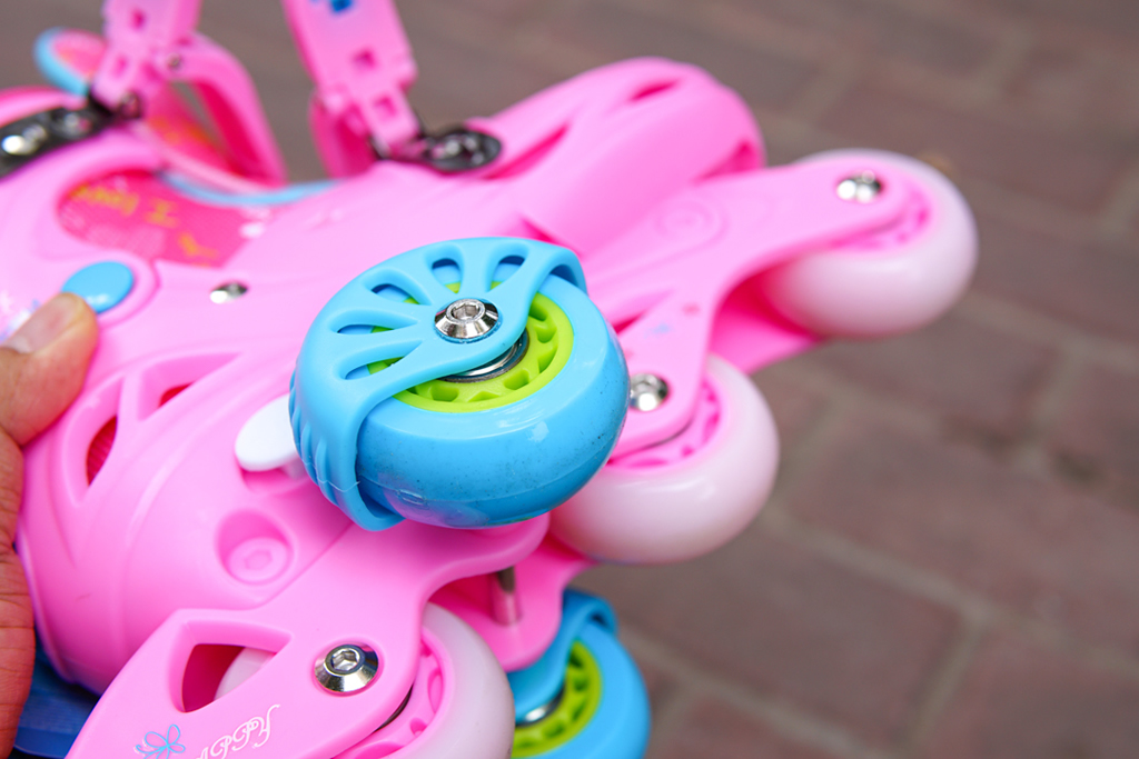 带辅助轮的溜冰鞋,儿童乐秀轮滑鞋新款