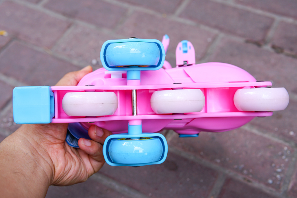 带辅助轮的溜冰鞋,儿童乐秀轮滑鞋新款