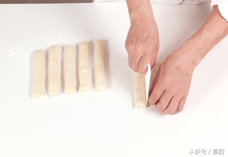 自制放心的油条配方跟着做零失误,最简易的油条配方和做法