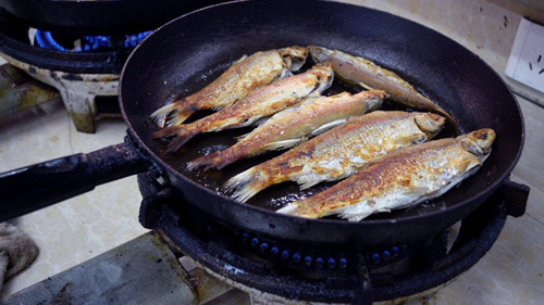 煎鱼很粘锅这是一个很头疼的问题，加一个步骤就能解决问题