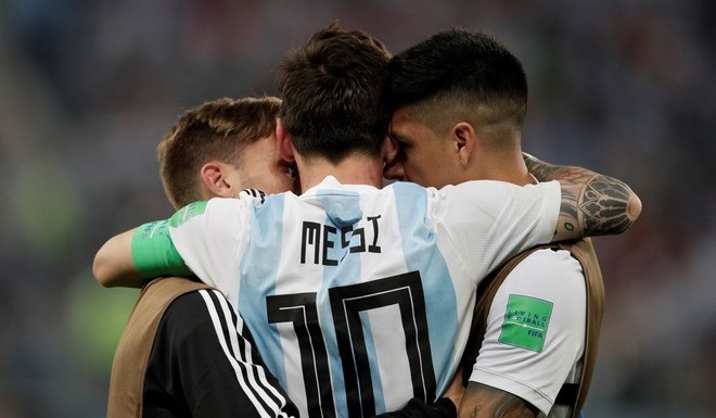 阿根廷梅西赛后欢庆胜利,阿根廷3-0克罗地亚梅西庆祝动作