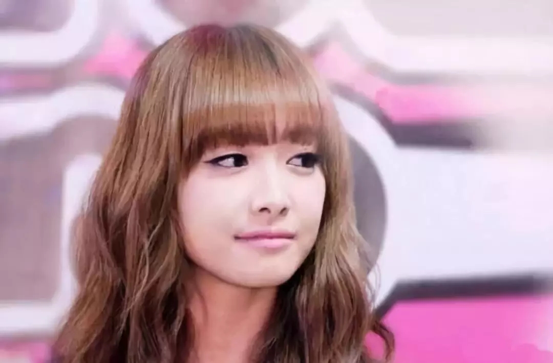 比较显脸小的刘海有哪些,现在流行显脸小的刘海