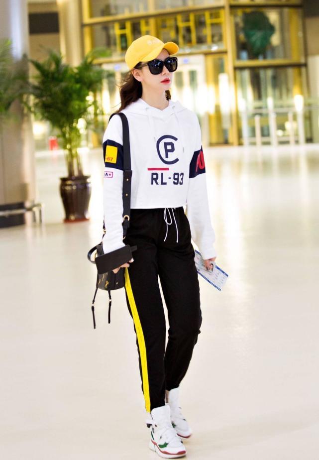 戚薇衬衫写真,戚薇穿搭格纹衬衣