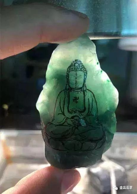 栩栩如生的翡翠原石居然被当做花盆底座