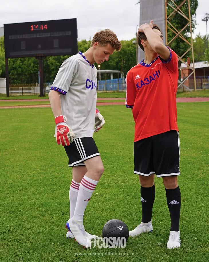 我必须穿最fashion的运动装看我“男票”踢球