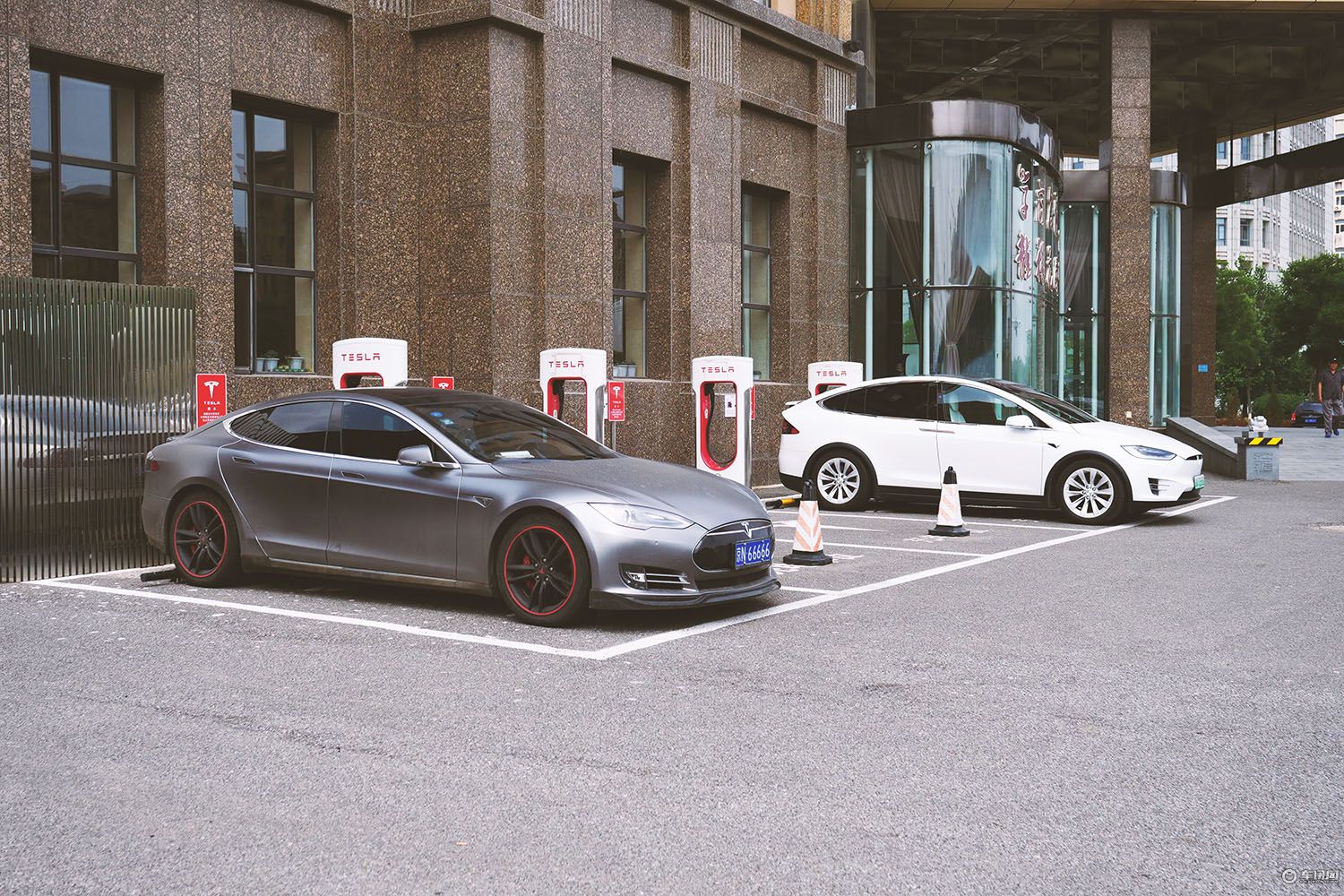 特斯拉modelx旅行,特斯拉modelx100d能跑多少公里