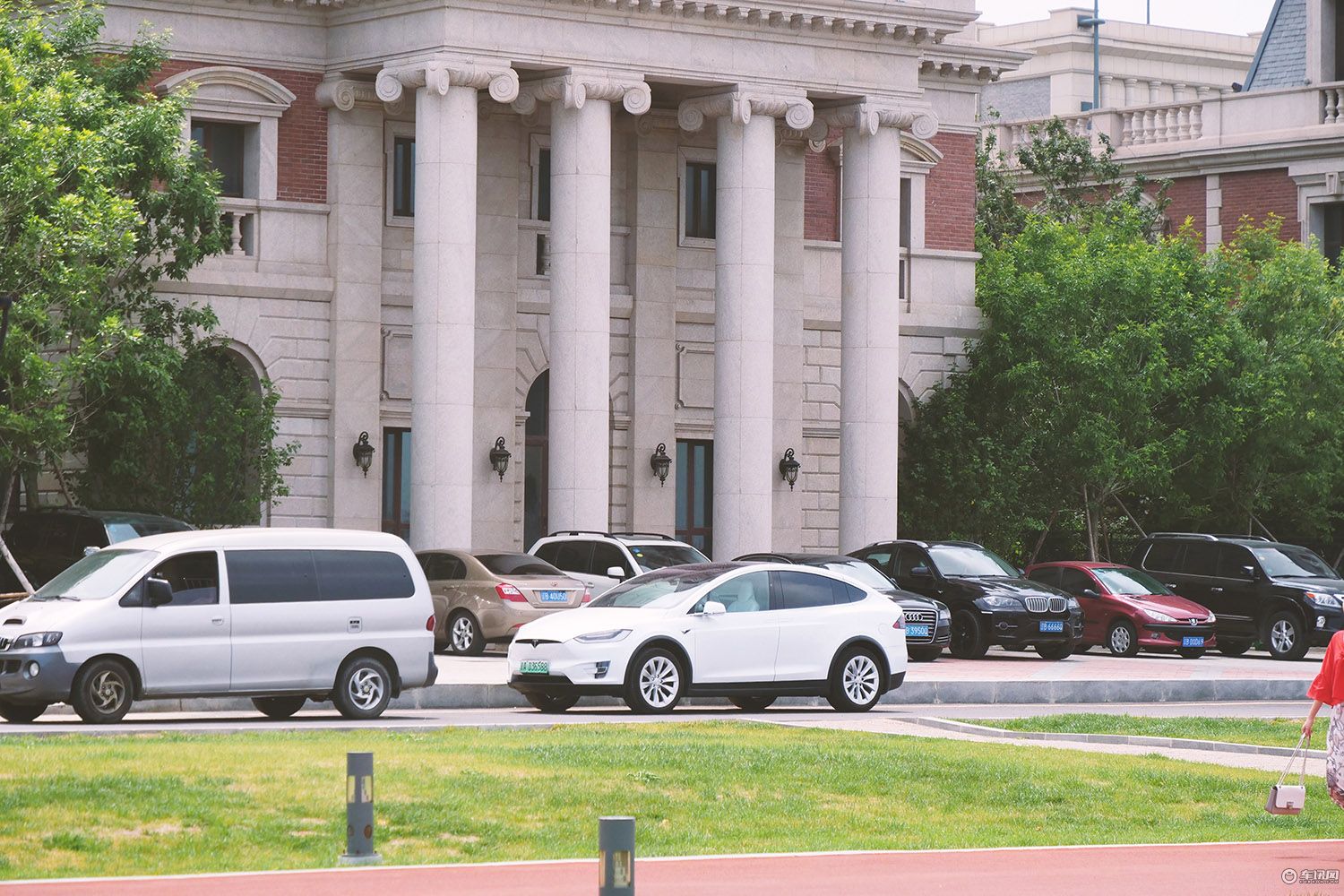 特斯拉modelx旅行,特斯拉modelx100d能跑多少公里