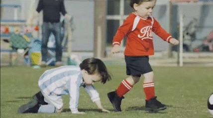 c罗的儿子和梅西的儿子玩足球,世界杯c罗的儿子