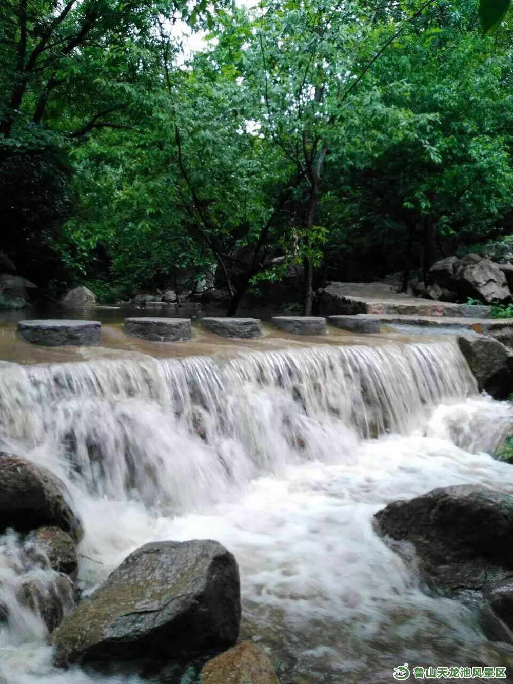 这里有十里亲水画廊,在海拔1400米的地方看世界杯,赏流泉飞瀑