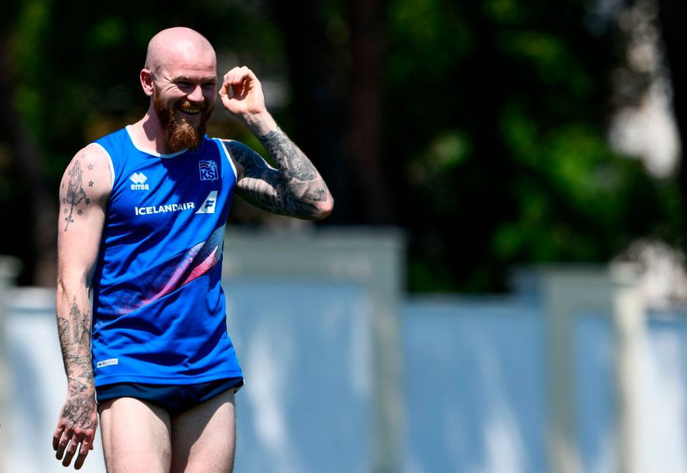 c罗被铲鲁尼出头,c罗被铲球站起来