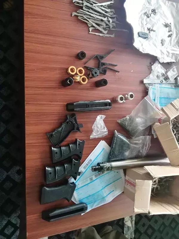 刑警支队破获一起网络贩枪案件,破获特大贩枪