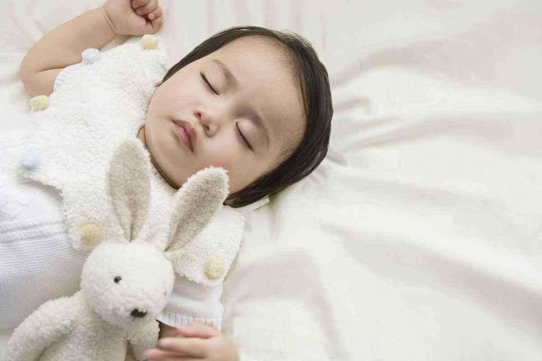 婴儿缺钙出汗和热出汗的区别,小孩不缺钙但睡觉就一直出汗