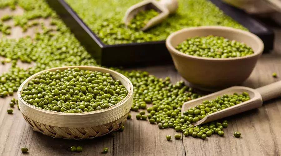 天热吃绿豆汤好吗,天气这么热可以喝冰镇的绿豆汤吗