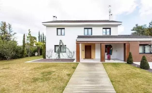 梅西c罗豪车,c罗和梅西内马尔谁家里最有钱