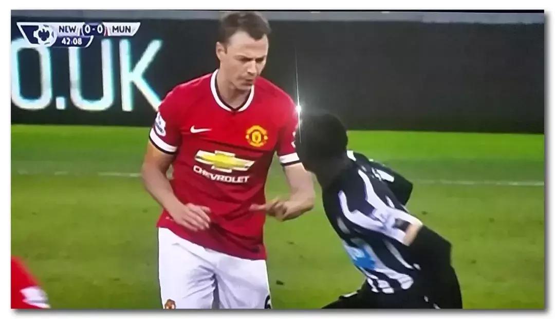 足球场为什么球员要吐口水,为什么足球运动员随意吐痰