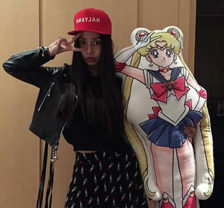 Baby出席活动,穿洋装玩cosplay直播,不知道黄晓明喜欢哪一款