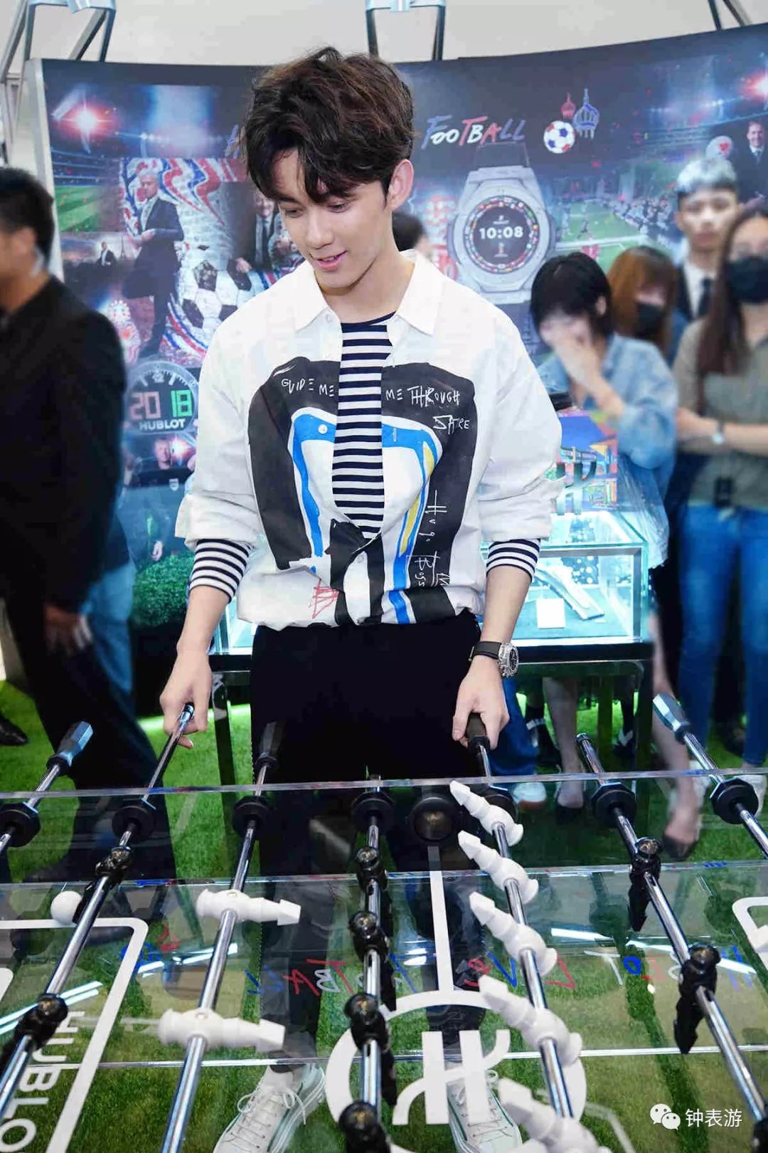 世界杯运动员戴什么表,世界杯裁判带领球员入场