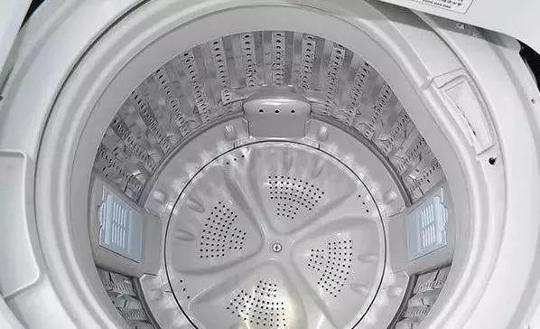 洗衣机里放多了清洁液全是泡泡,洗衣机里放点盐