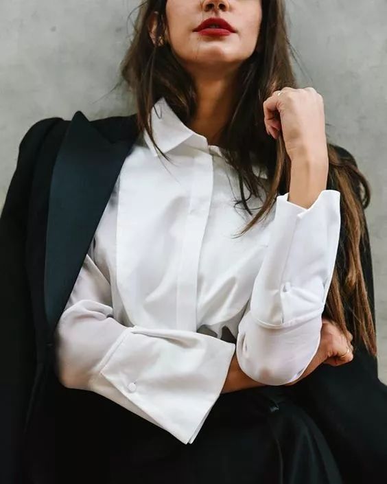 用漂白剂把白色衣服漂黄了怎么办,衣服发黄不要怕用它泡一泡