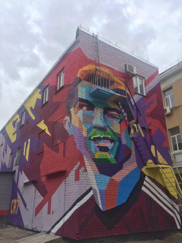 20米高C罗彩绘惊现喀山市中心，眨眼放电成旅游景点