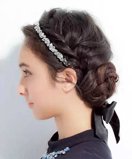 烫发后怎样扎头发好看,短烫发没有刘海怎么半扎头发好看