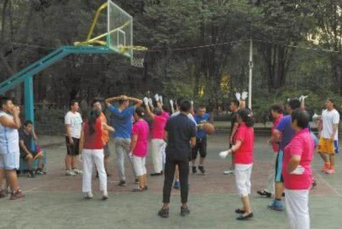 韩国踢爆卫冕冠军，日本小组出线，国足在电视机前