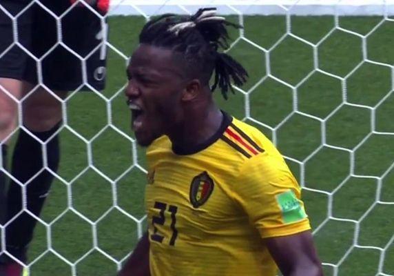 足球世界杯小伙,足球进球后对手一起庆祝搞笑