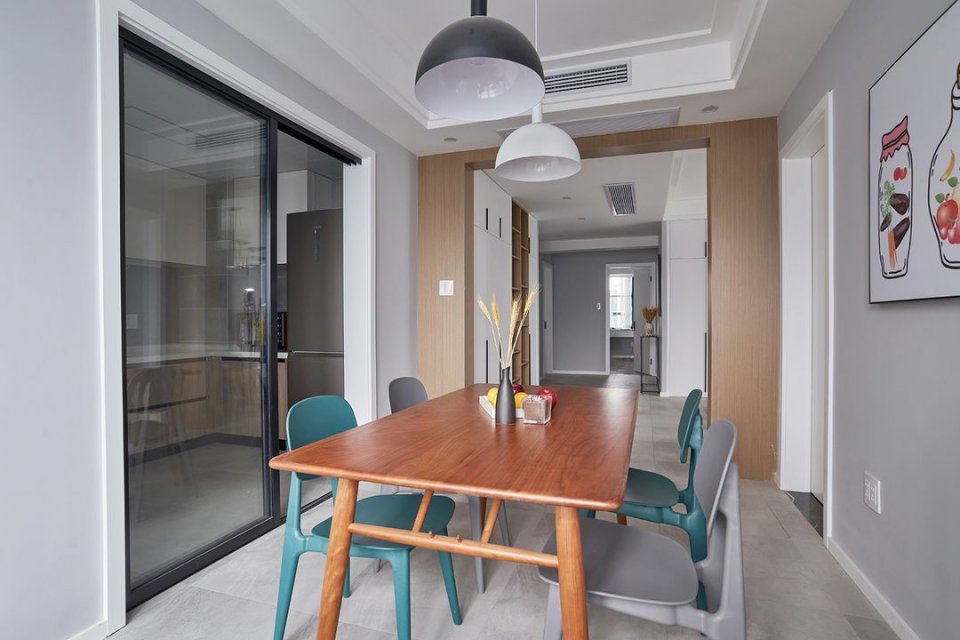 西边户客厅大飘窗西晒厉害吗,朝西客厅怎么解决西晒