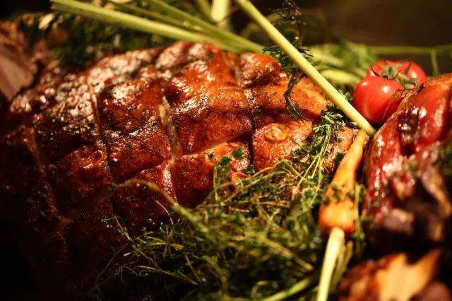 酒店躺着看足球赛视频,躺着看滕王阁的酒店