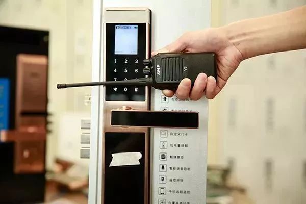 小黑盒就能打开智能门锁吗,智能门锁被小黑盒秒破