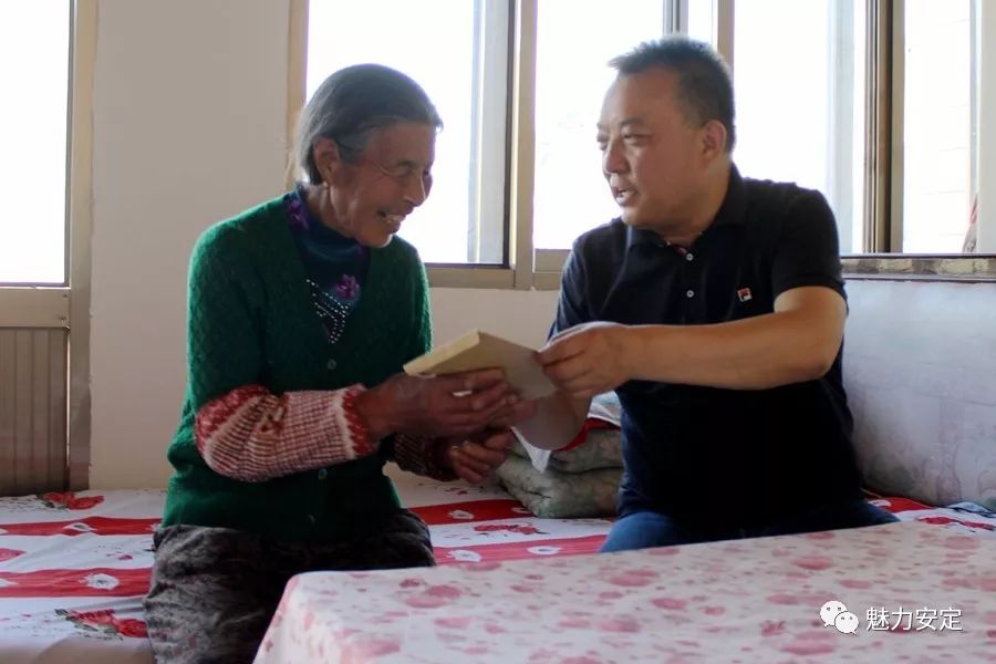 赵众炜深入南阳村走访慰问生活困难*党**员、老*党**员
