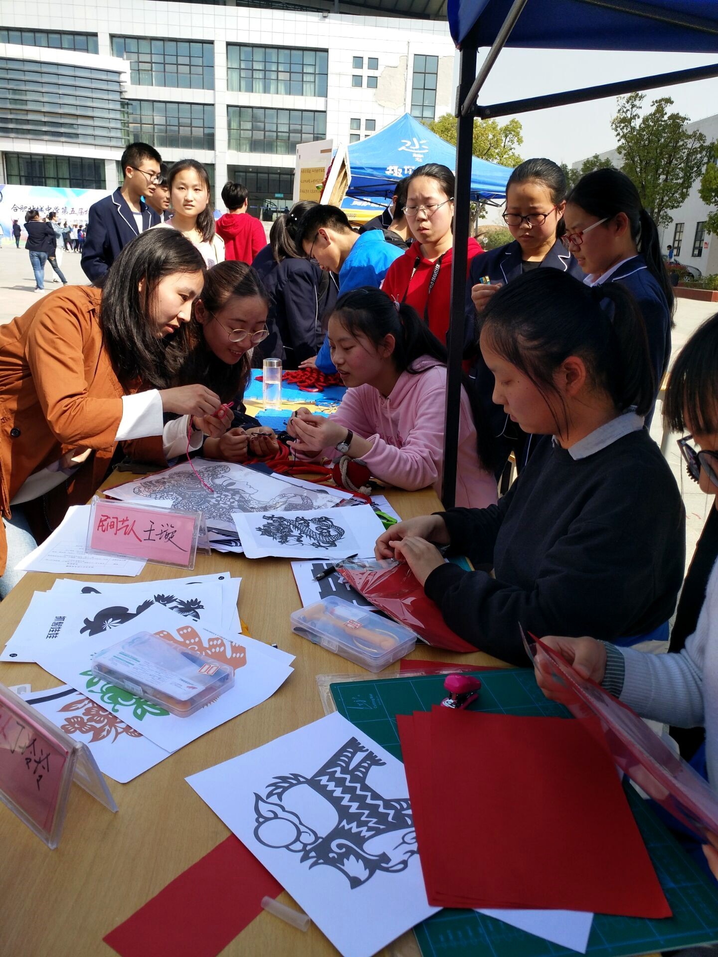 这是一个简单的填空题,填空什么的教室