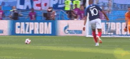 姆巴佩梅开二度绝杀巴萨,法国杯姆巴佩造三球