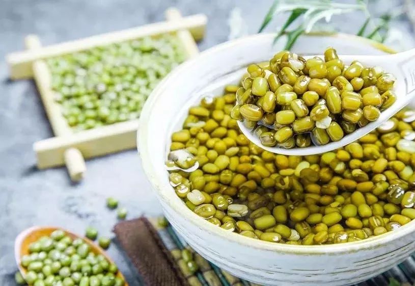 当绿豆汤变成“红豆汤”，营养损失巨大！学会一招，喝纯正绿豆汤