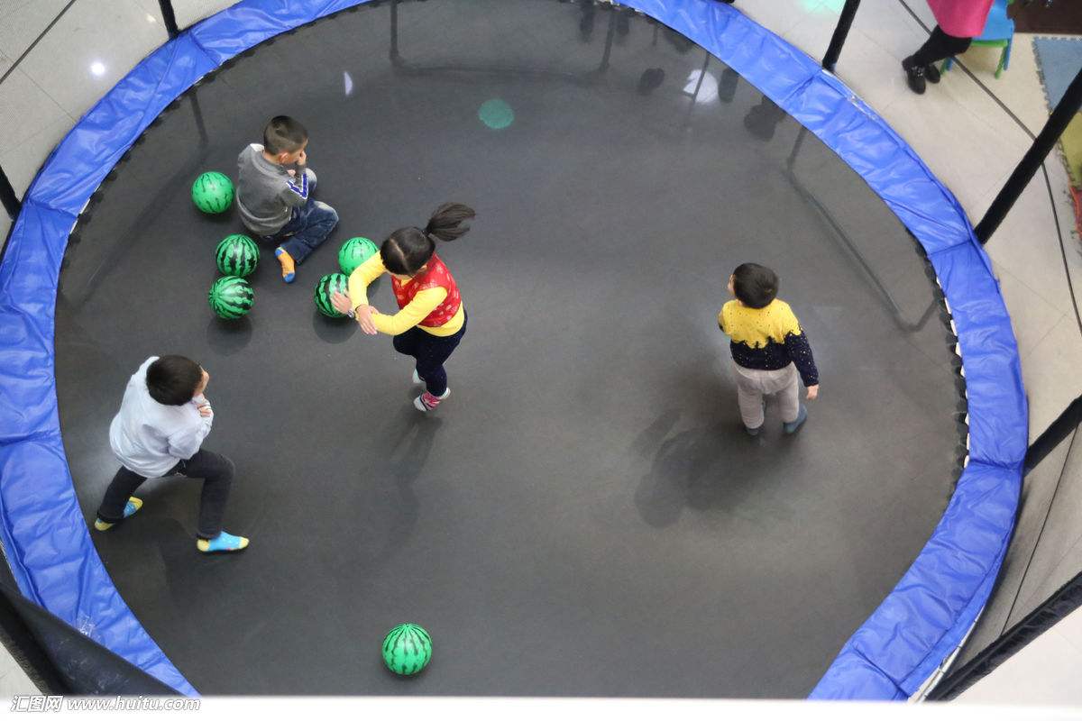 小孩玩蹦床受伤几率,小孩玩蹦床受伤谁的责任大