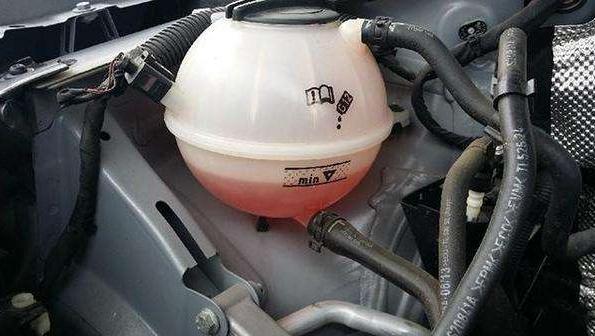 发动机炸了怎么回事,发动机炸了车还可以开吗