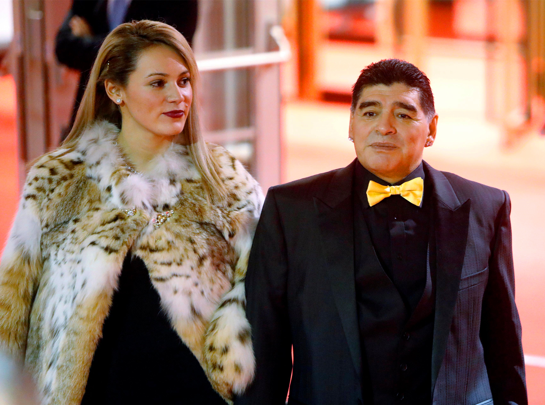 马拉多纳亲吻女友的视频,马拉多纳2018世界杯亲吻女孩