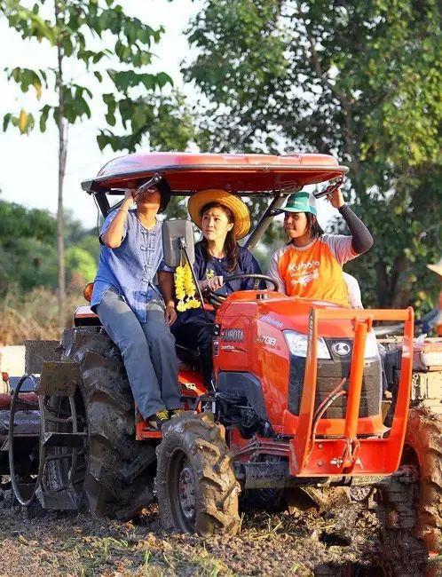 泰国总理英拉惊艳的照片,世界华人女总统