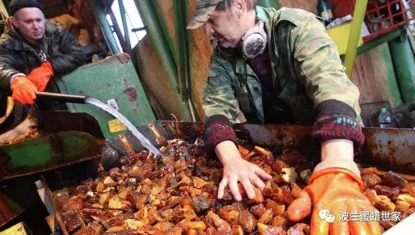 趁着世界杯，俄罗斯又做了一波琥珀的广告，诚意创意满分666