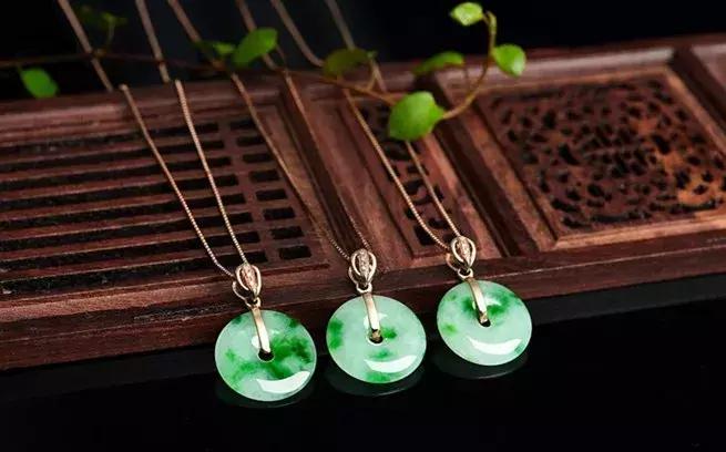 戴翡翠手镯搭配什么饰品,翡翠首饰如何搭配更显美丽与年轻