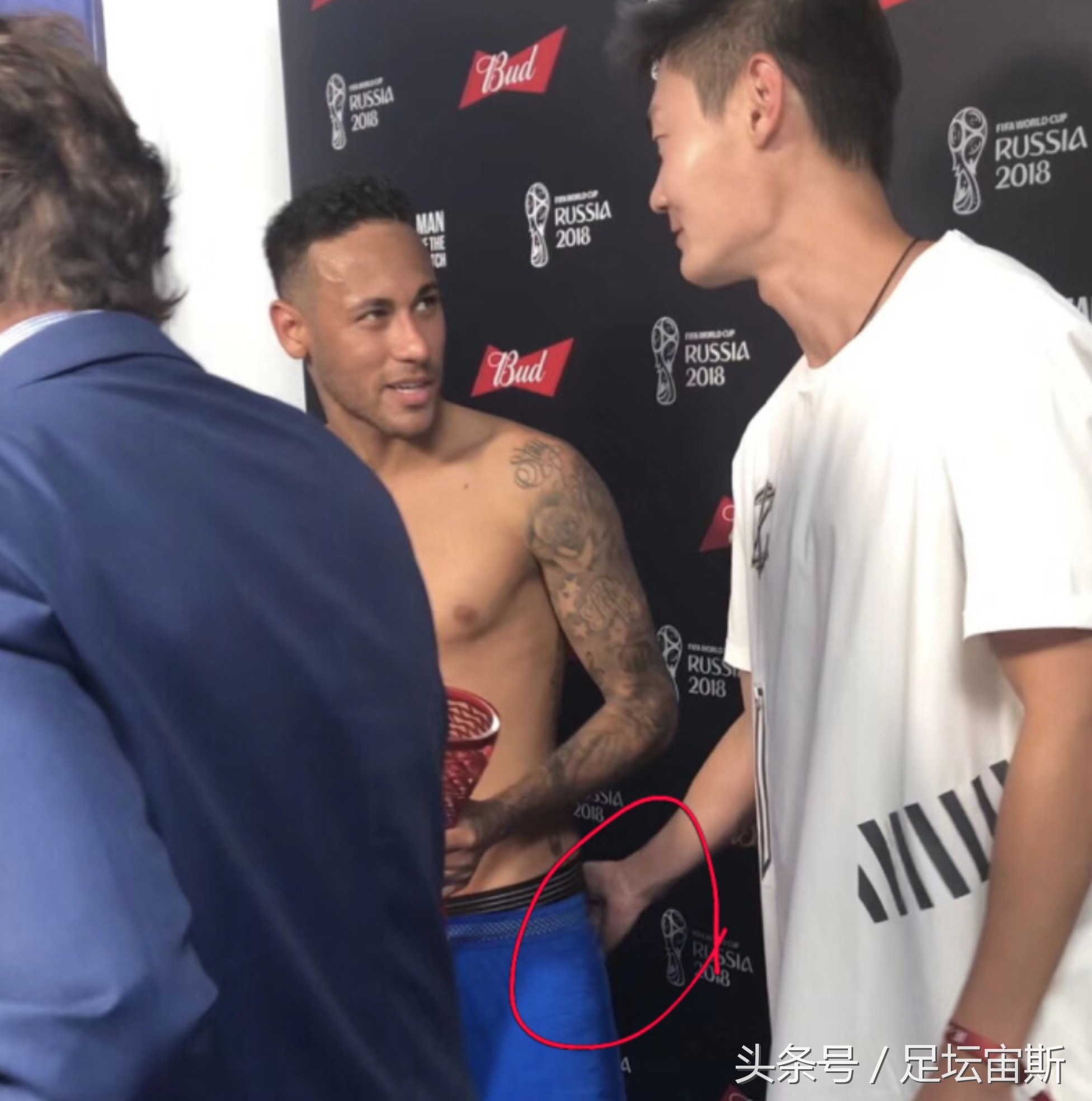 内马尔比赛时搞笑瞬间,世界杯足球场内马尔的搞笑瞬间