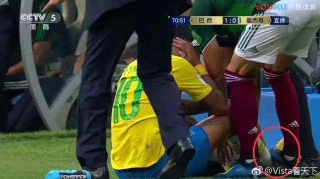 内马尔被踩了几脚,内马尔被三个人踩