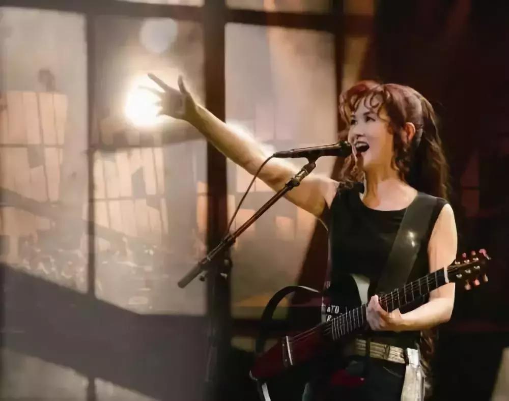 她的歌火遍大江南北,她的歌养活了大半个华语歌坛