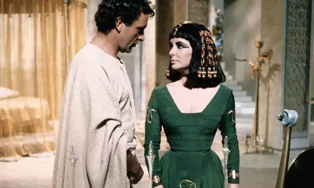 这只山羊居然把“黑球”变“白球”了!