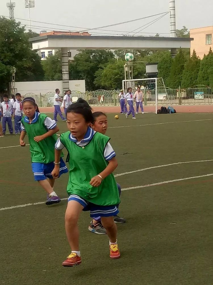 小学五人制女子足球比赛,实验小学足球比赛女生