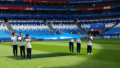 松山湖两名足球小将亮相世界杯,与内马尔、厄齐尔等球星面对面!