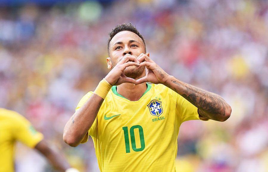 内马尔和梅西在玩足球游戏,世界杯球星梅西内马尔c罗