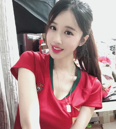 轩子巨2兔穿罗纳尔多球服踢足球这动作也太柔美了吧？