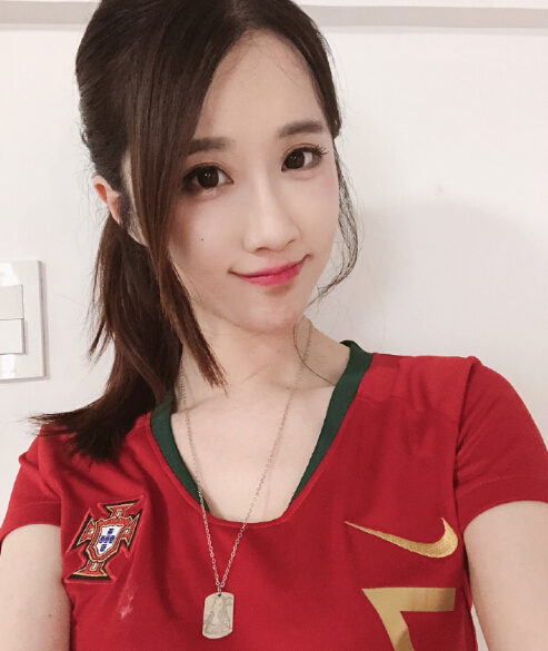 轩子巨2兔穿罗纳尔多球服踢足球这动作也太柔美了吧？