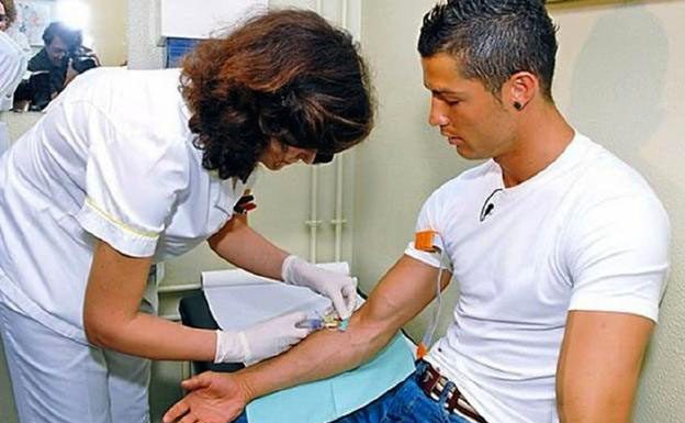 C罗为了献血至今不曾纹身，反观国足，把自己纹的像同花顺！